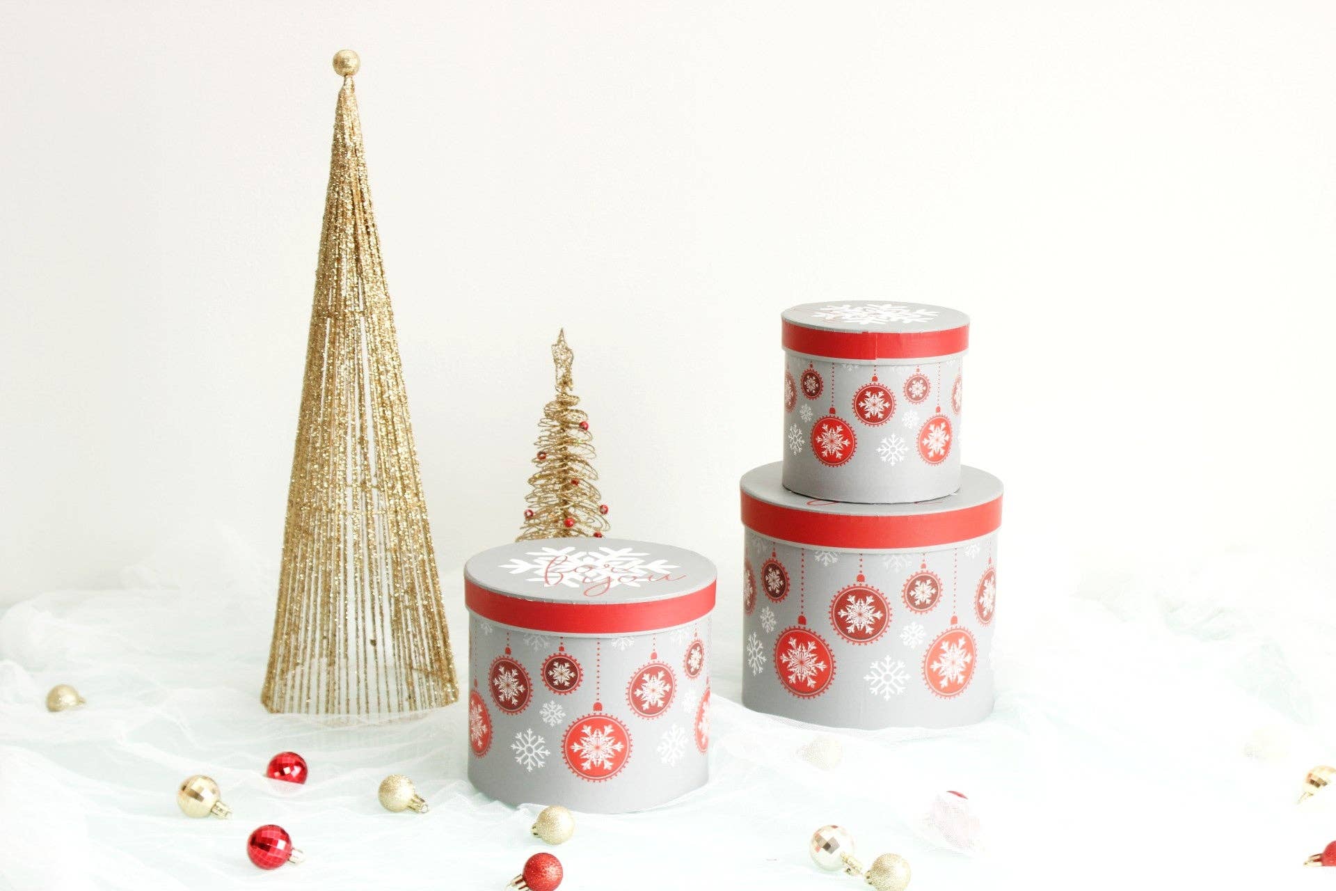 Holiday Round Hat Flower Box: Red & White Snowflakes / Medium