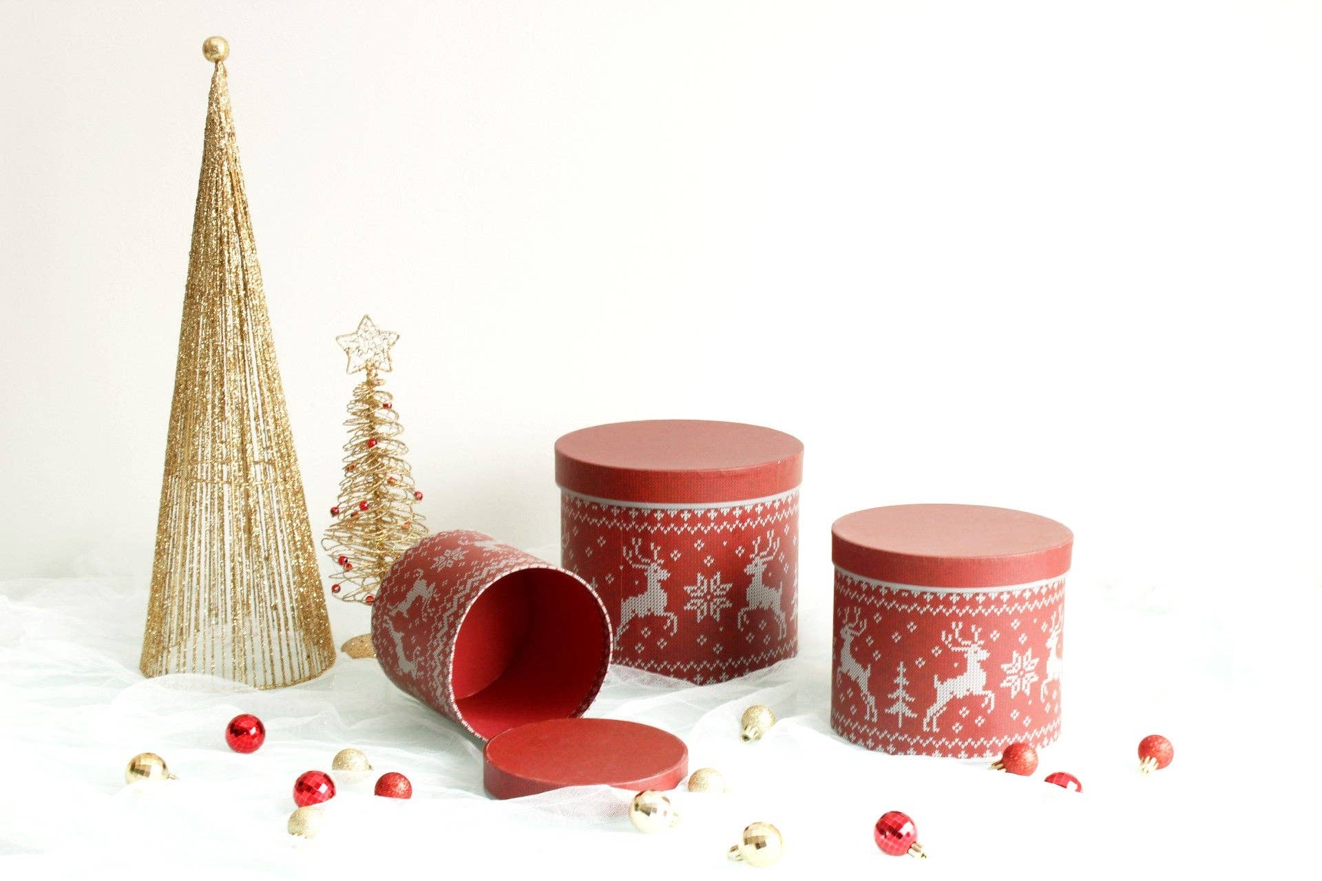 Holiday Round Hat Flower Box: Red & White Snowflakes / Medium
