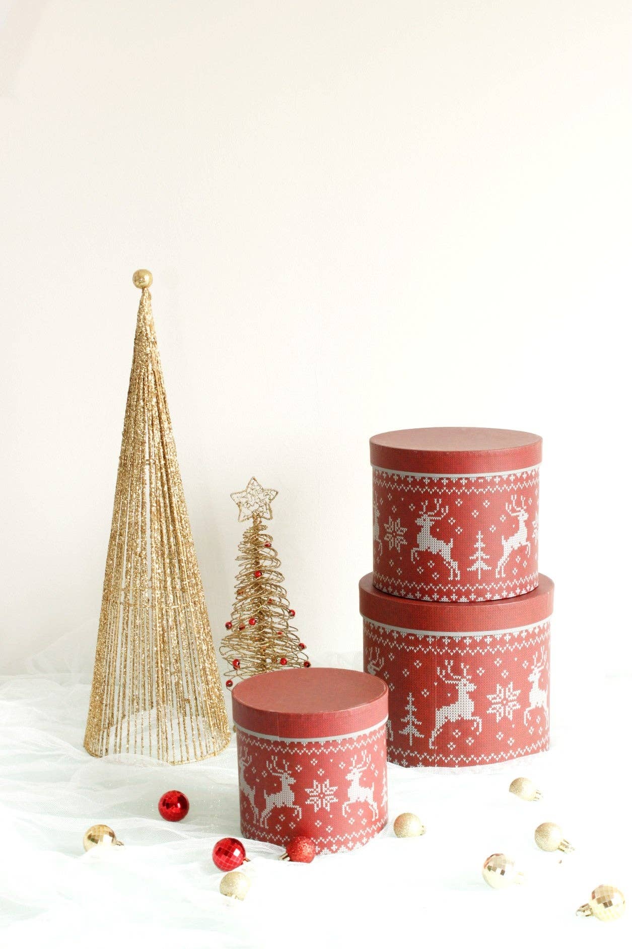Holiday Round Hat Flower Box: Red & White Snowflakes / Medium
