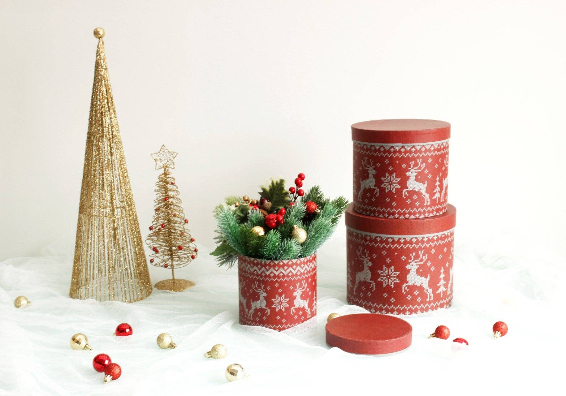 Holiday Round Hat Flower Box: Red & White Snowflakes / Medium