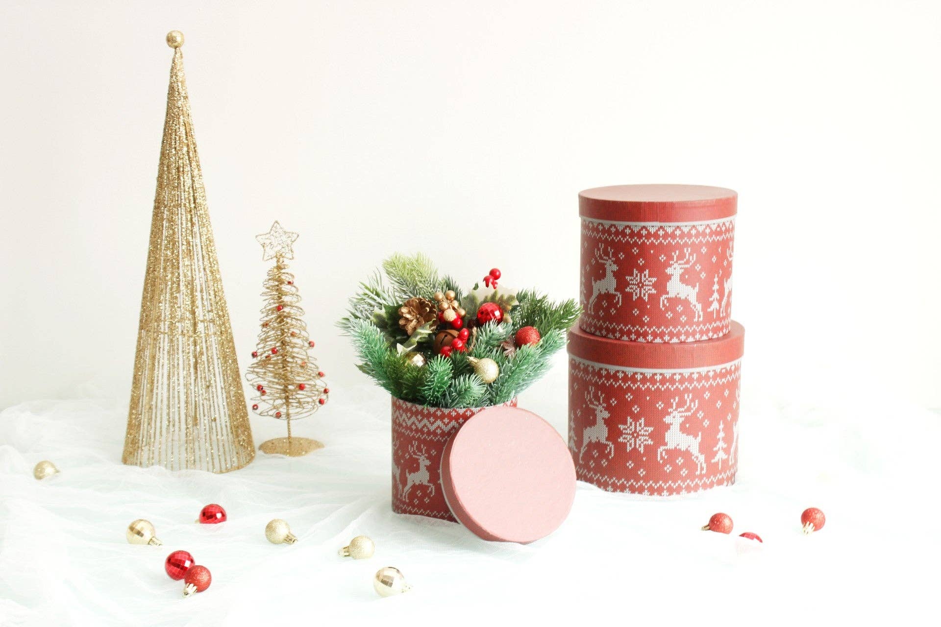 Holiday Round Hat Flower Box: Red & White Snowflakes / Medium