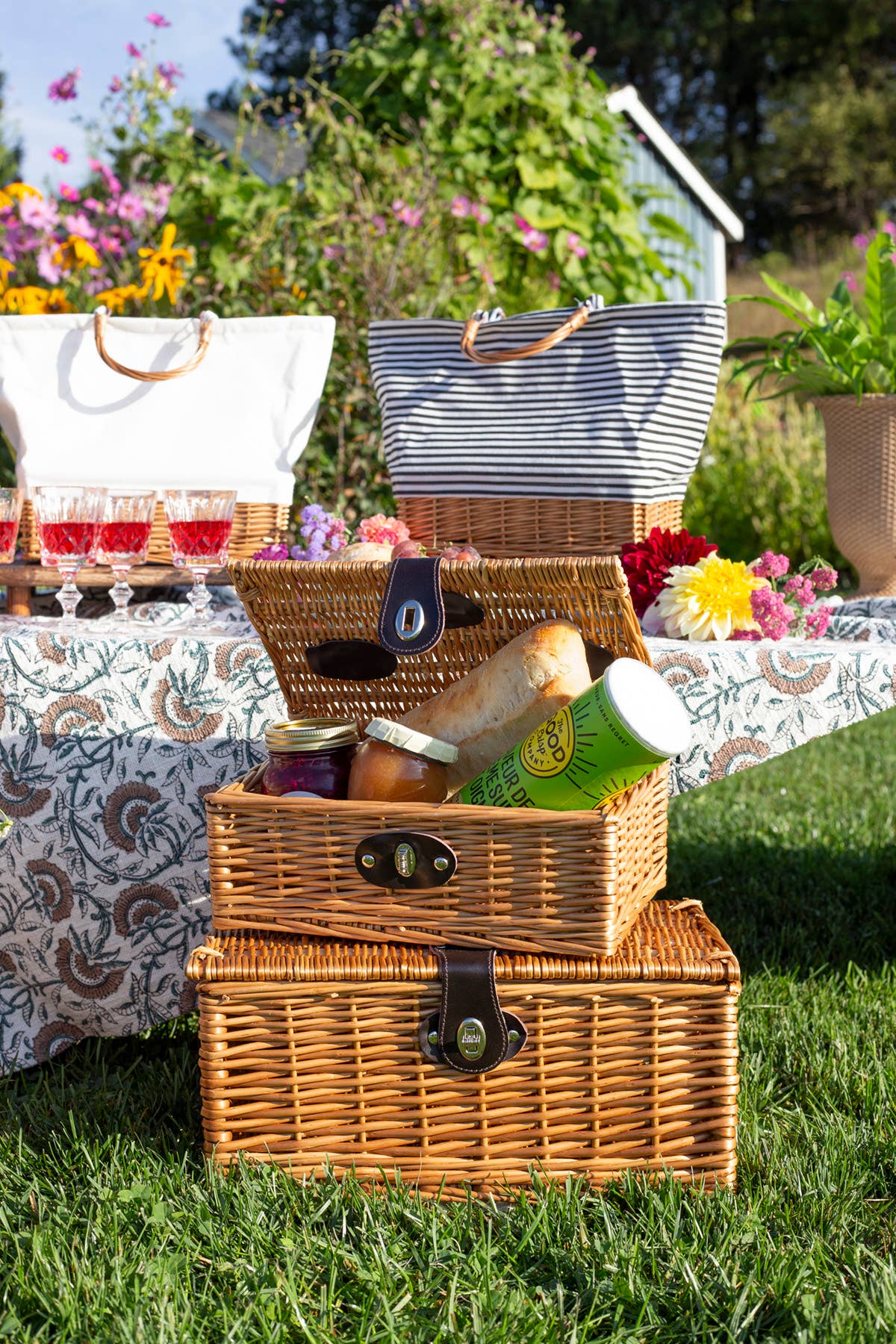 LARGE RECT WILLOW HAMPER LEATHER STRAPS